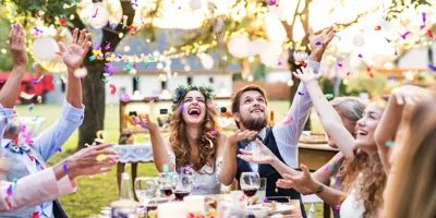 Die richtigen Accessoires für Hochzeitsgäste: Gut gerüstet macht die Feier mehr Spaß